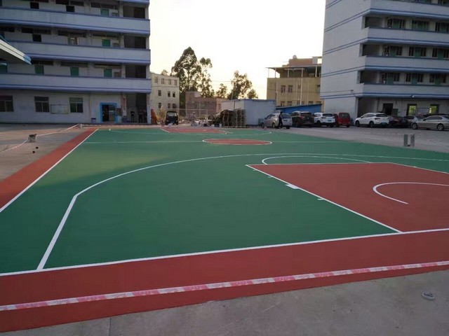 塑胶跑道的止滑层与划线