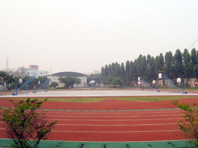 小学安全地垫epdm颗粒跑道完工